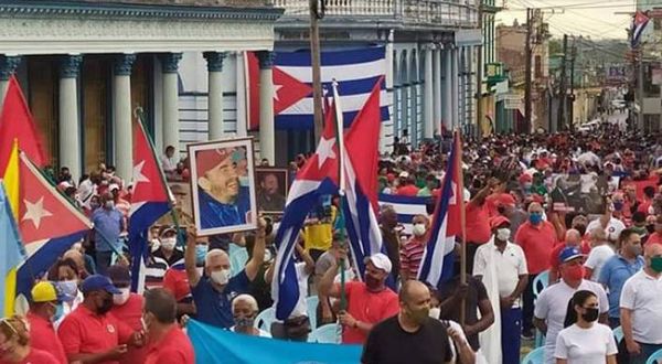 Küba'nın başkenti Havana'da yüz bini aşkın kişi yönetime destek için sokağa çıktı