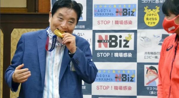 Japon belediye başkanının ısırdığı olimpiyat madalyası yenilenecek