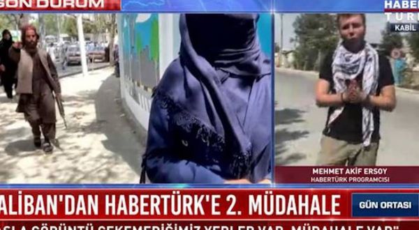 Taliban üyesi, HaberTürk'ün Kabil'de bir kadınla yaptığı röportaja müdahale etti