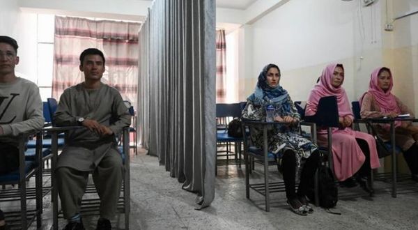 Afgan kadınlar erkeklerle aynı sınıfta okuyamayacak
