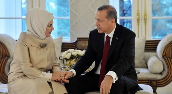 'Eşinize şiir yazıyor musunuz?' sorusuna yanıt veren Erdoğan: Şiir gibi yaşamımız var