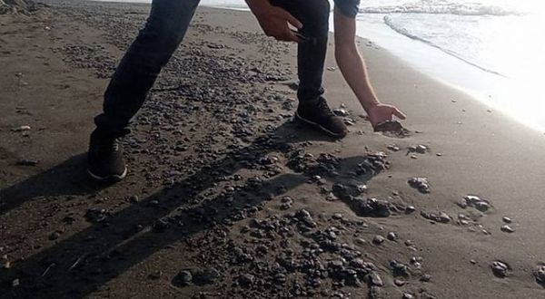 Hatay Samandağ'da sahile petrol atığı vurdu: Denize girmeyin