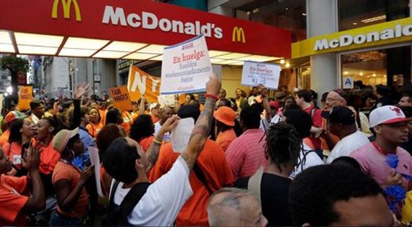Binlerce fast food çalışanı greve gitti