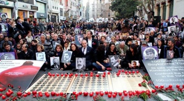 Binlerce kişi Ermeni Soykırımı'nın 100. yıldönümü için Taksim'de buluştu