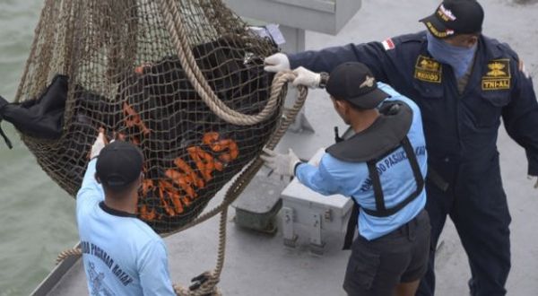 Düşen Malezya uçağının yolcuları denizden ağlarla toplanıyor