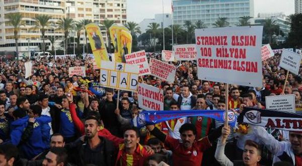 İzmir'de futbol taraftarları ayaklandı: Saraya değil, stada yatırım yapın