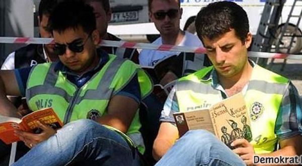 Polisten 'duran' eylemcilere karşı kitap okuma hamlesi