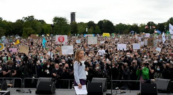Almanya'da seçimler öncesi Greta Thunbergli iklim protestosu