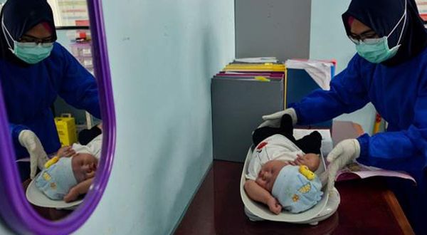 Bebeklerine yanlışlıkla Covid aşısı vurulduğu iddia eden aile suç duyurusunda bulundu