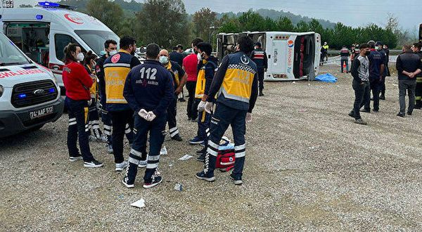MHP toplantısına giden yolcu otobüsü devrildi: Ölü ve yaralılar var