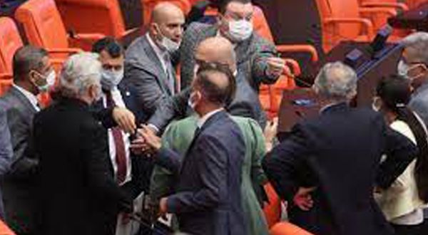 Meclis’te 'yavşak' gerilimi: MHP ve HDP milletvekilleri birbirinin üzerine yürüdü