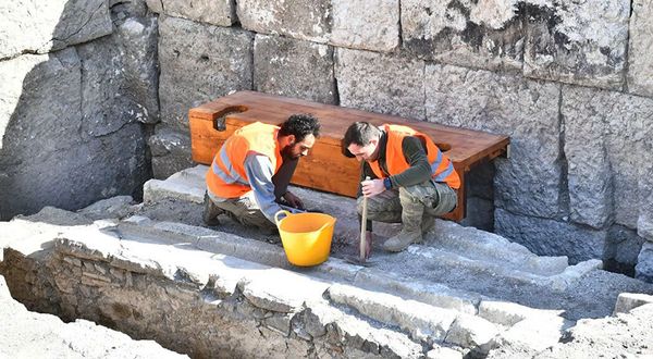 Akdeniz'de ilk: Smyrna Antik Kenti'ndeki tiyatroda 'sanatçı tuvaleti' bulundu