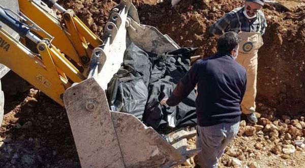 AKP'li belediye kepçeyle mezar taşıdı