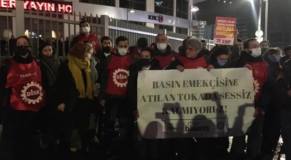 Habertürk önünde protesto: Muharrem Sarıkaya’nın bütün görevlerine son verilmeli
