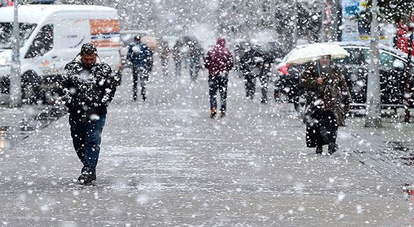 Karlı ve soğuk havalarda yapılan fiziksel aktiviteler için uyarı: Kalp krizi riskini artırabilir