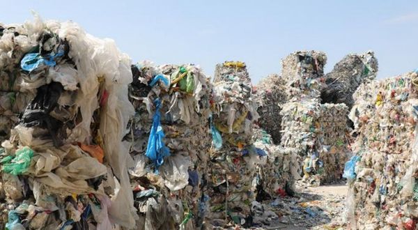 Alman bakan yasa dışı plastik atık ihracatına yasak istiyor