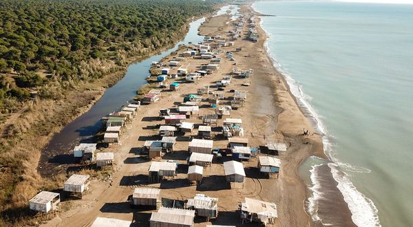 Caretta caretta’ların koruma alanı ilan edilen Kumköy sahilindeki kaçak barakalar için yıkım talimatı