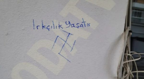 CHP İzmir İl Binası'na 'Irkçılık yaşatır' yazısı