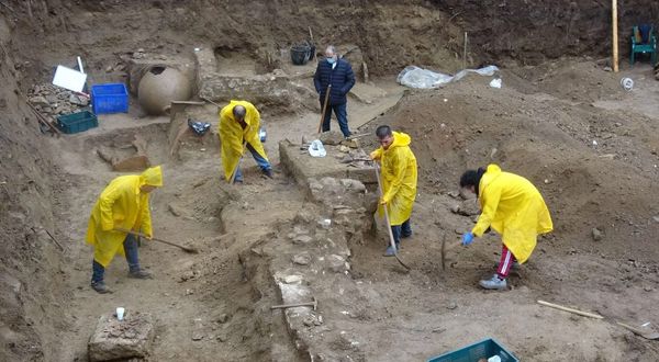 Altınoluk'ta yeni Roma mezarları bulundu