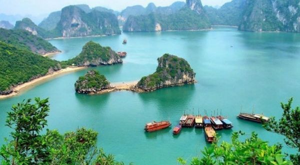 Vietnam’da gezi teknesi battı: 13 ölü