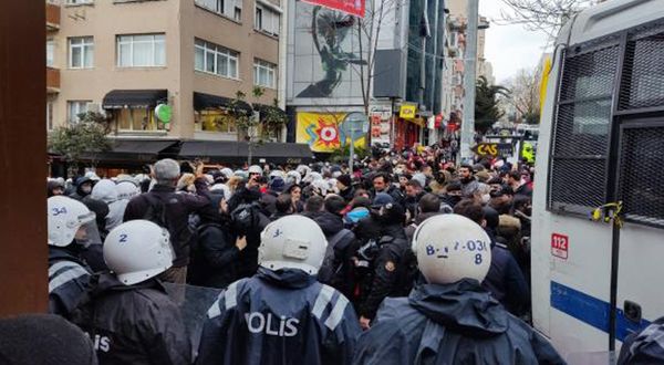 Taksim'de Feminist Gece Yürüyüşü’ne polis müdahale ediyor