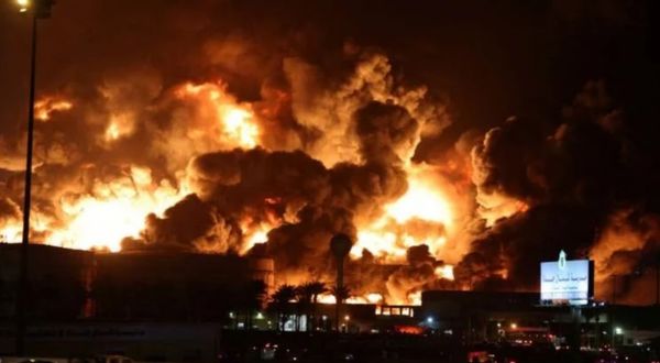 Husiler vurdu: Cidde'deki petrol tesislerinde yangın