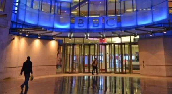 BBC, Rusya'daki gazetecilerinin faaliyetlerini geçici olarak askıya alıyor