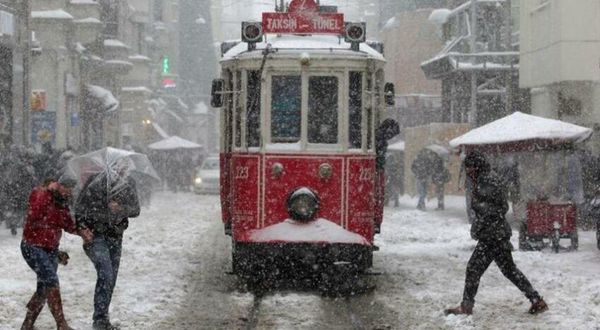 İstanbul Valisi'nden uyarı: Trafiğe çıkmayın, toplu taşıma kullanın