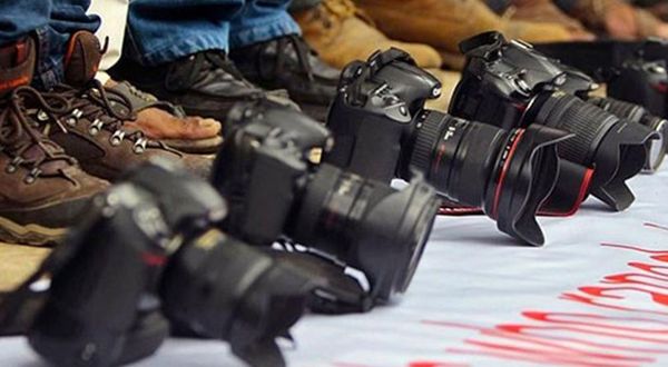 Adana’da gazeteciler 'sansür yasası' için sokağa çıktı