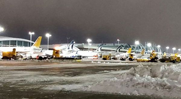 Sabiha Gökçen Havalimanı'na inemeyen 10 uçak, İzmir ve Ankara'ya yönlendirildi