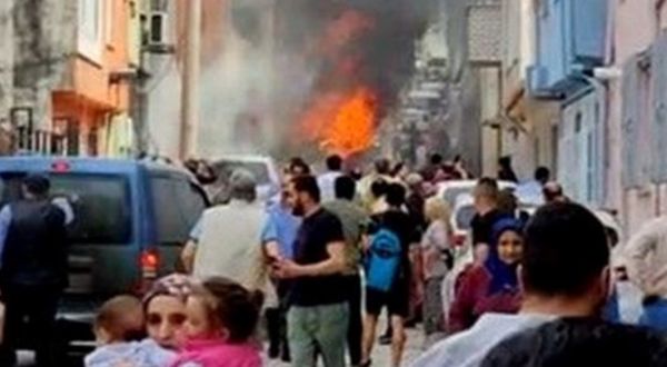 Bursa'da evlerin arasına tek motorlu uçak düştü: 2 kişi hayatını kaybetti