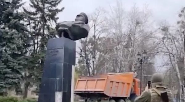 Ukrayna askerleri Harkov'da Sovyet mareşal Jukov'un büstünü yıktı