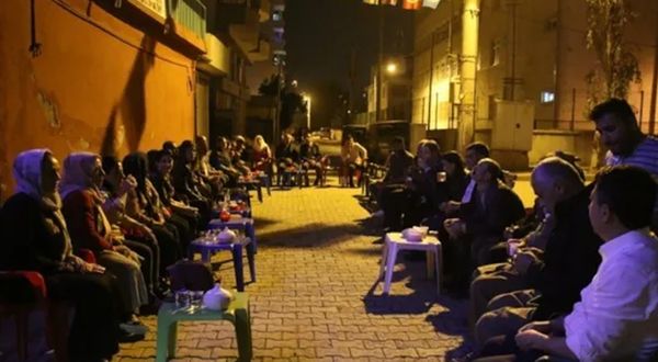 HDP Cizre ilçe binasında polis baskınına karşı nöbet eylemi başlatıldı