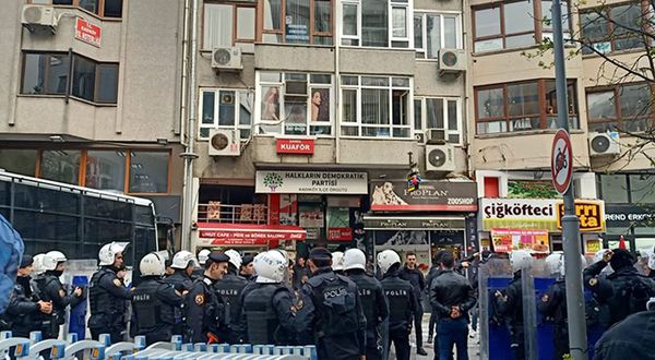 HDP'li Piroğlu, polis müdahalesinde tekerlekli sandalyesinden düştü
