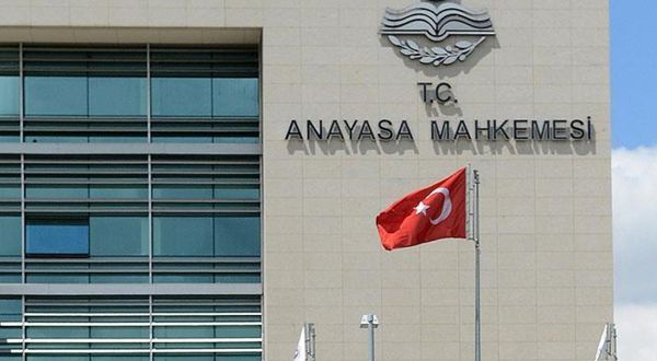 AYM: "Hırsız, katil, defol AKP" pankartı nedeniyle Başbakan'a hakaret cezası verilemez