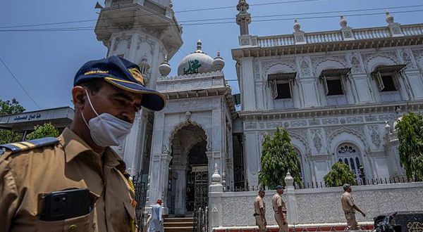 Mumbai’deki camilerde, Hinduların şikayeti üzerine ezan sesi kısıldı