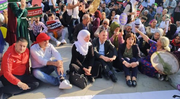Kartal'da Kürt Dil Bayramı için yapılmak istenen yürüyüş engellendi, kitle oturma eylemi yaptı