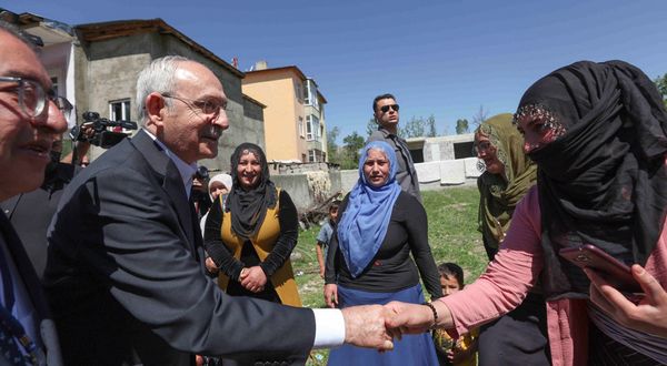 Kılıçdaroğlu Van’da elektriği kesik aileyi ziyaret etti
