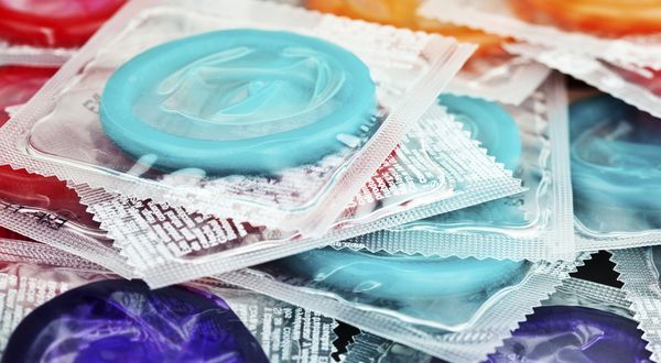 Partnerinin prezervatifinde delik açan kadına hapis cezası