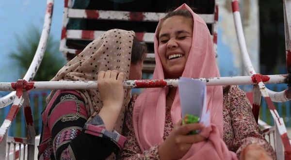 Taliban'dan kadınlarla erkeklerin birlikte yemek yemesine ve eşzamanlı parklarda gezmesine yasak