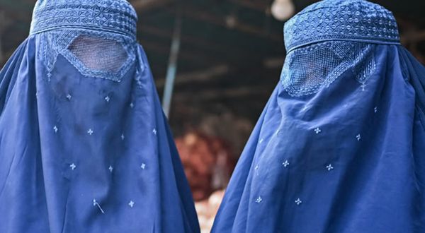 Taliban kadınlara yeniden burka zorunluluğu getirdi