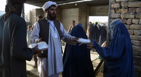 Taliban, Afganistan'da kadınlara burka zorunluluğunu geri getirdiğini duyurdu