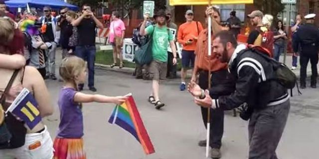 7 yaşındaki kız çocuğu homofobiye karşı bayrak açtı