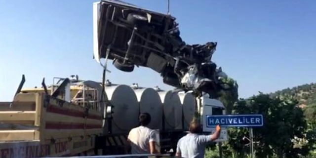 Açık kasasında işçi taşıyan kamyonet kaza yaptı, kasadaki 15 işçi öldü!