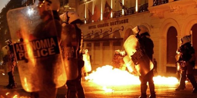 Atina'da pakete tepki gösteren protestoculara polis saldırısı