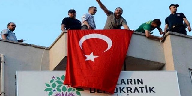 HDP binasının çatısına çıkan ırkçı gruplarla aynı karedeki polislere soruşturma açıldı mı?