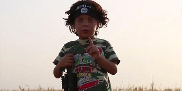 IŞİD, 4 yaşındaki çocuğu annesinin kafasını kesmesi için eğitmiş!