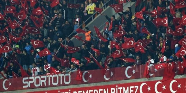 İstanbul'daki milli maçta, Paris Katliamı için yapılan saygı duruşu ıslıklandı!