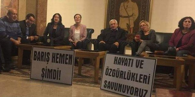 CHP ve HDP’li eski vekiller Meclis’te oturma eylemi yapıyor