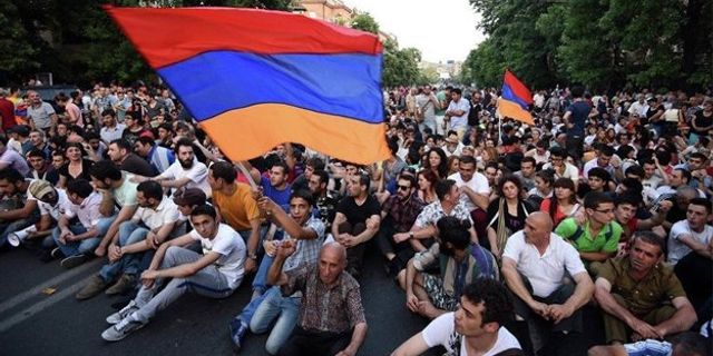 Ermenistan'da halk Meclis'in yetkilerinin artırılmasına 'Evet' dedi